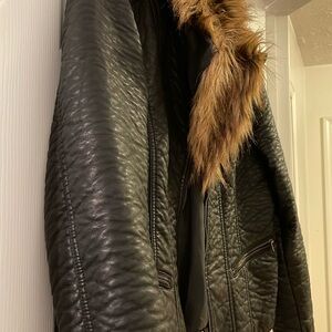 Black jacket with faux fur collar XL.